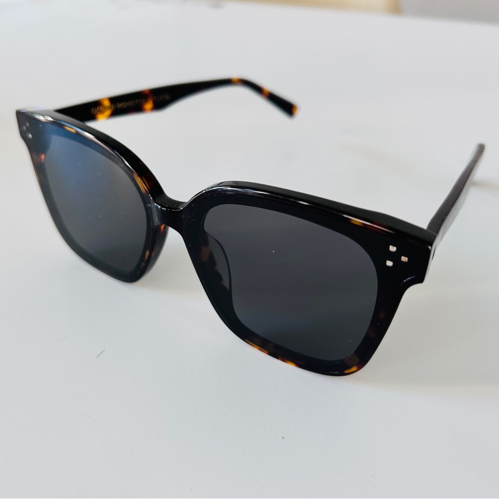 Gentle Monster Flatba tortoiseshell sunglasses with case. Like new.